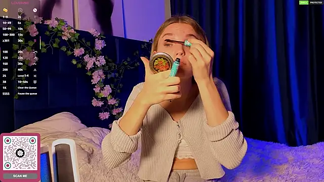 Snapshot of JulieLupo chatting on 28, 10, 2025 JulieLupo online show from 28, 10, 2025