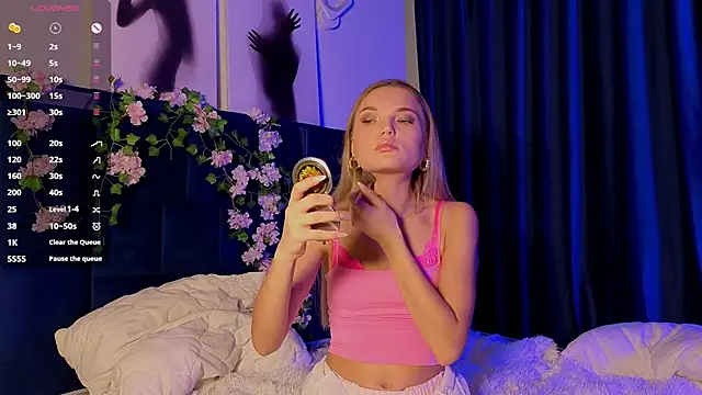 Snapshot of JulieLupo chatting on 29, 10, 2025 JulieLupo online show from 29, 10, 2025