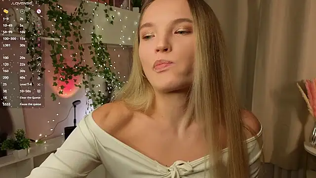 Snapshot of JulieLupo chatting on 14, 11, 2025 JulieLupo online show from 14, 11, 2025