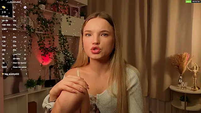 Snapshot of JulieLupo chatting on 16, 11, 2025 JulieLupo online show from 16, 11, 2025