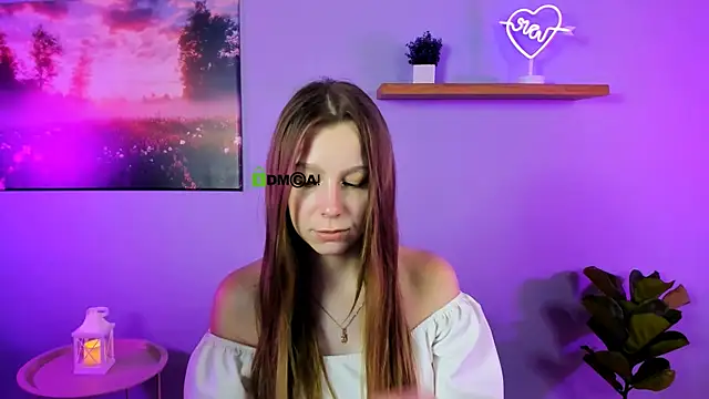 esme moore  online show from 7, 10, 2025