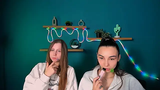 esme moore  online show from 4, 12, 2025