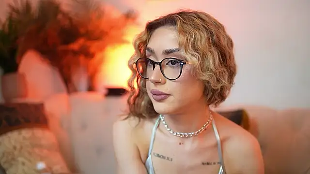 Snapshot of AileenKiss chatting on 12, 7, 2026 AileenKiss online show from 12, 7, 2026