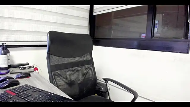 Snapshot of Xander_Taylor_ chatting on 24, 10, 2025 Xander Taylor  online show from 24, 10, 2025