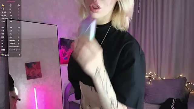 Snapshot of Alice_L0 chatting on 13, 10, 2025 Alice L0 online show from 13, 10, 2025