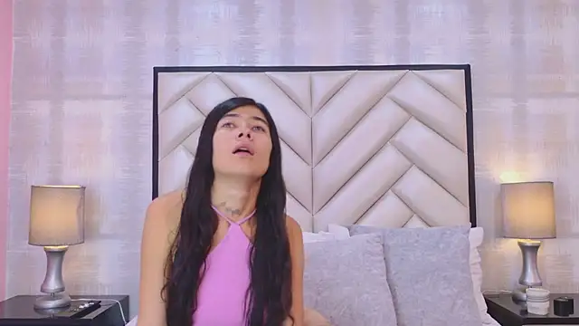 CristalShayy online show from 7, 4, 2026