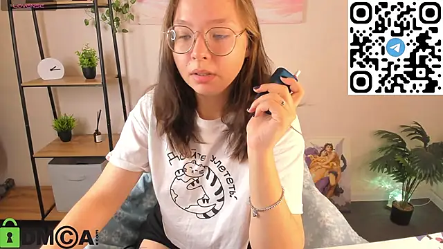 Nuura Moore online show from 29, 10, 2025