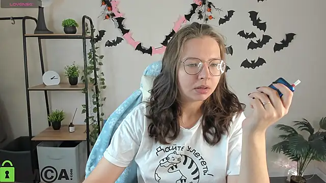 Nuura Moore online show from 7, 11, 2025