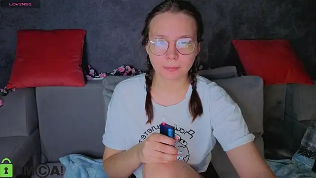 Nuura Moore online show from 28, 11, 2025