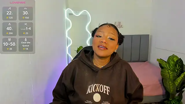 Snapshot of THIANA_TAY chatting on 18, 10, 2025 THIANA TAY online show from 18, 10, 2025