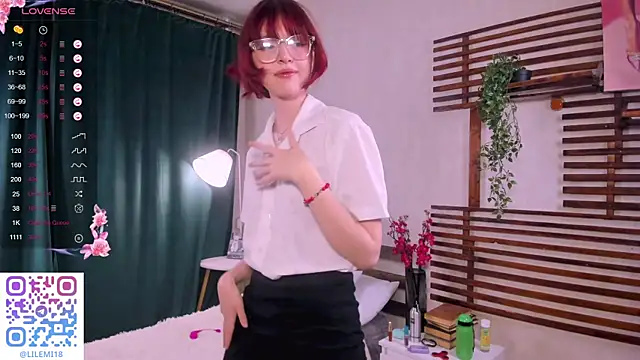 Snapshot of _LucyStars_ chatting on 4, 11, 2025 LucyStars online show from 4, 11, 2025