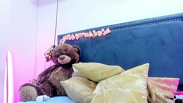 Emma Saylor online show from 19, 4, 2026