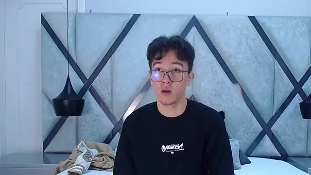 Austin Reeds online show from 16, 10, 2025
