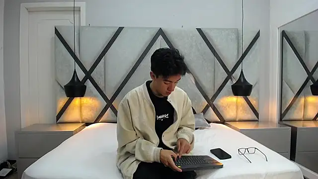 Austin Reeds online show from 17, 10, 2025