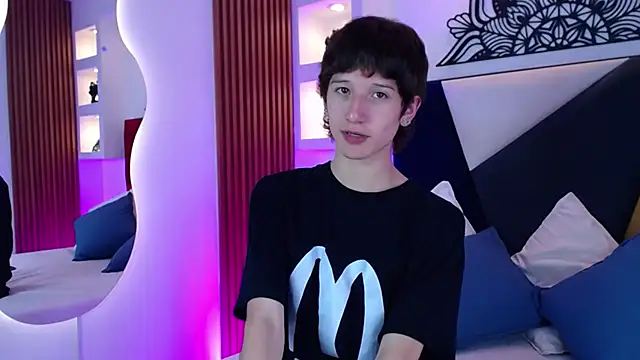 Emo Boy  online show from 18, 2, 2026