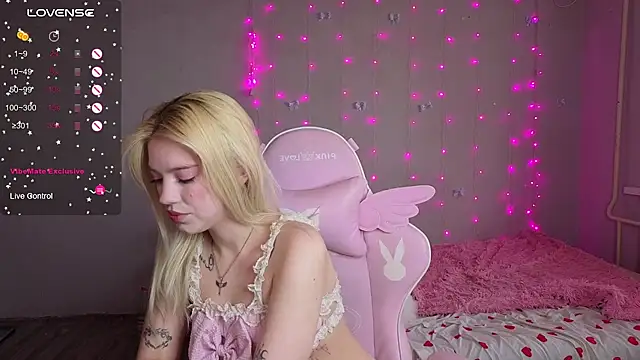 myprettylola online show from 4, 4, 2026