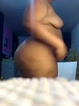 Snapshot of AprilBelmore chatting on 28, 11, 2025 AprilBelmore online show from 28, 11, 2025