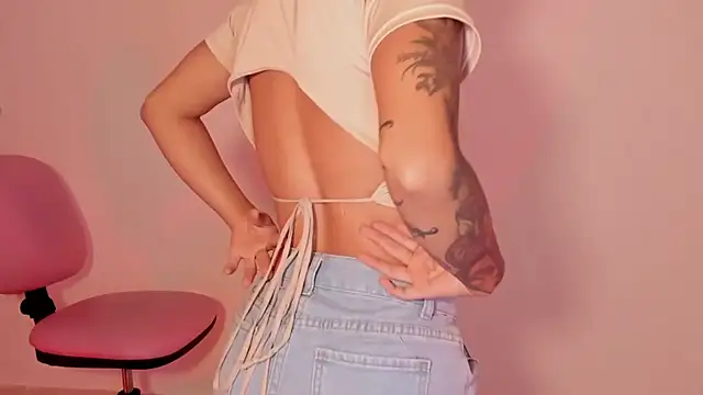 Snapshot of Ashleyroys_111 chatting on 16, 10, 2025 Ashleyroys 111 online show from 16, 10, 2025