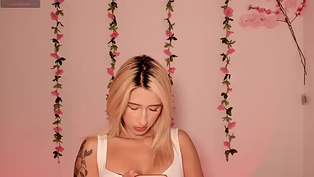 Snapshot of Ashleyroys_111 chatting on 19, 3, 2026 Ashleyroys 111 online show from 19, 3, 2026