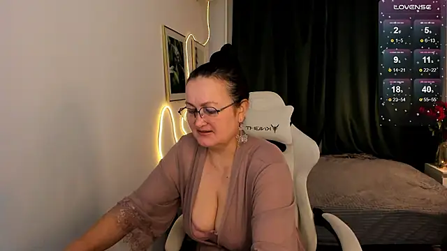 hottyannaa online show from 4, 2, 2026