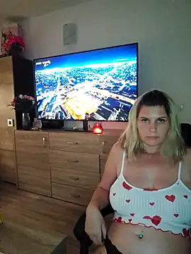 Snapshot of sweetgirl32 chatting on 5, 11, 2025 sweetgirl32 online show from 5, 11, 2025