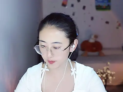 Queena  online show from 15, 12, 2025