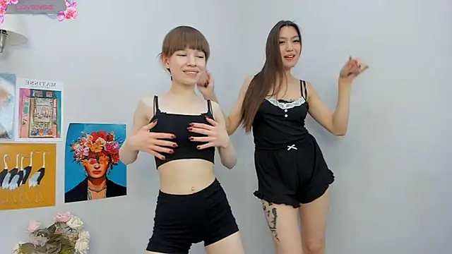 Snapshot of PearlMystic chatting on 4, 11, 2025 PearlMystic online show from 4, 11, 2025