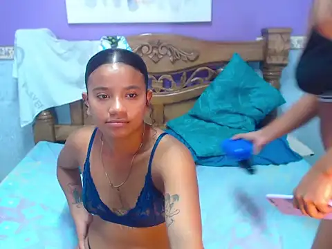 Snapshot of AmaliaAndAngely chatting on 13, 11, 2025 AmaliaAndAngely online show from 13, 11, 2025