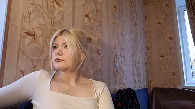 Snapshot of EllenMompoint chatting on 28, 10, 2025 EllenMompoint online show from 28, 10, 2025