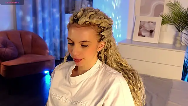 Snapshot of mia_silkk chatting on 18, 12, 2025 mia silkk online show from 18, 12, 2025