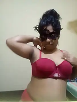 Expose Queen online show from 2, 12, 2025