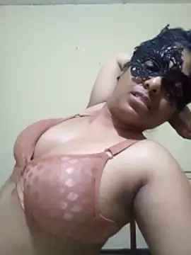 Expose Queen online show from 24, 2, 2026