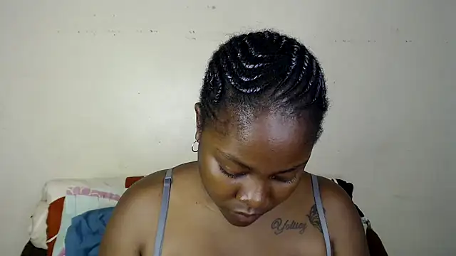 Yolaqueen04 online show from 28, 10, 2025