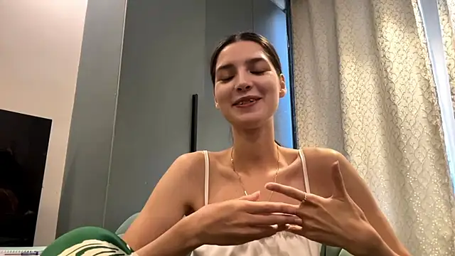 Snapshot of AlessiaChen chatting on 26, 10, 2025 AlessiaChen online show from 26, 10, 2025