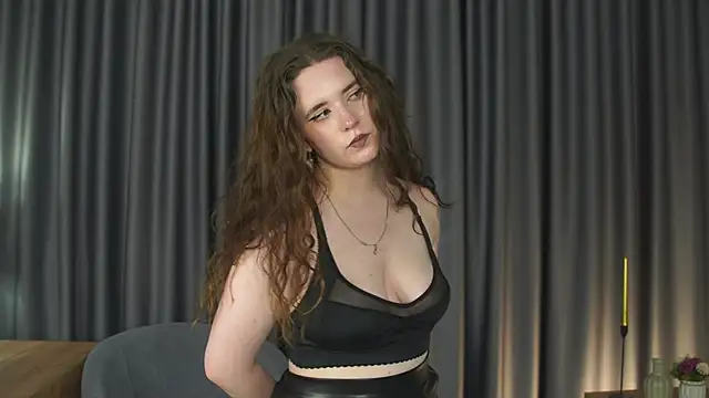 Snapshot of YuriFout chatting on 11, 11, 2025 YuriFout online show from 11, 11, 2025