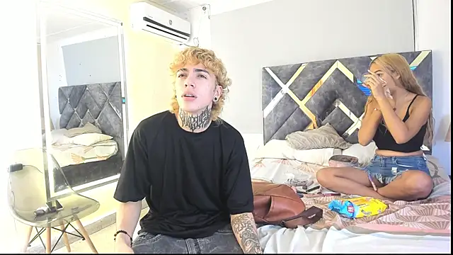 Snapshot of lily_and_wan chatting on 15, 10, 2025 lily and wan online show from 15, 10, 2025