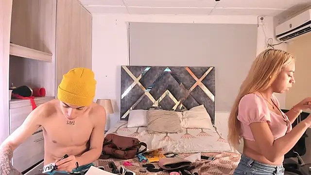 Snapshot of lily_and_wan chatting on 18, 10, 2025 lily and wan online show from 18, 10, 2025