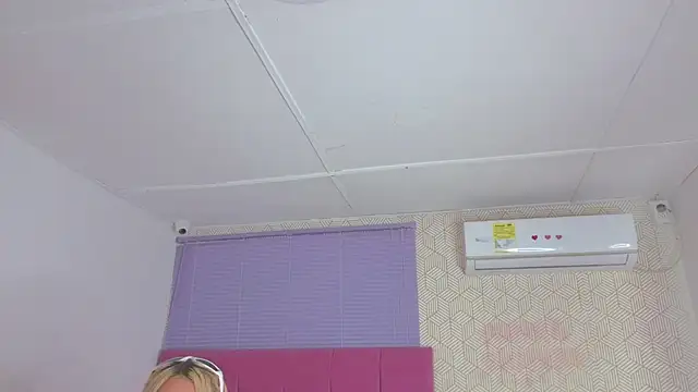 Snapshot of lily_and_wan chatting on 19, 10, 2025 lily and wan online show from 19, 10, 2025