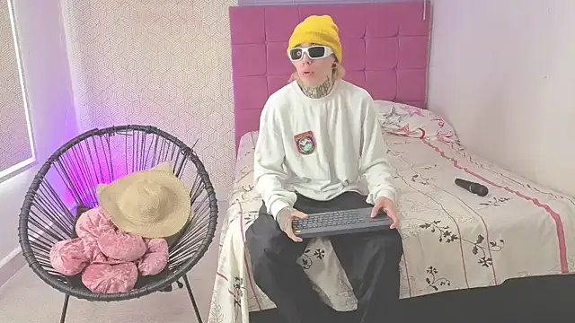 Snapshot of lily_and_wan chatting on 29, 10, 2025 lily and wan online show from 29, 10, 2025