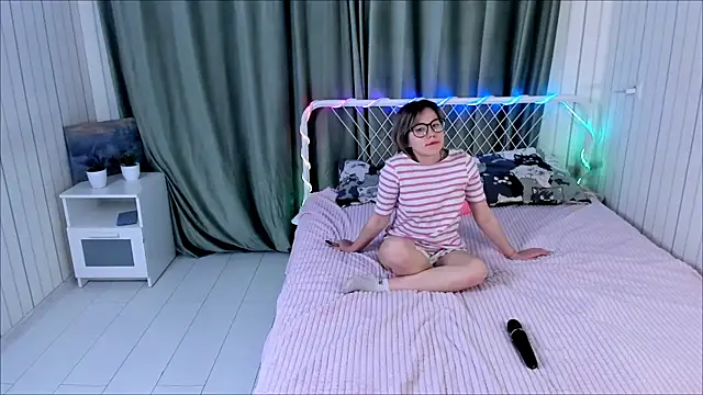 Snapshot of AlisiaEthen chatting on 14, 11, 2025 AlisiaEthen online show from 14, 11, 2025