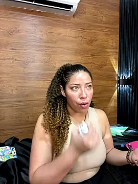 Snapshot of Yvonny27 chatting on 28, 10, 2025 Yvonny27 online show from 28, 10, 2025