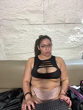 Snapshot of Yvonny27 chatting on 2, 11, 2025 Yvonny27 online show from 2, 11, 2025