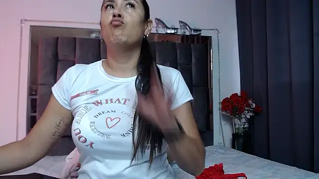 Salmma Milf online show from 4, 3, 2026