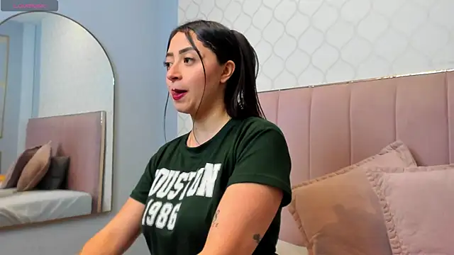 Snapshot of JuliethCruz_ chatting on 6, 5, 2026 JuliethCruz online show from 6, 5, 2026