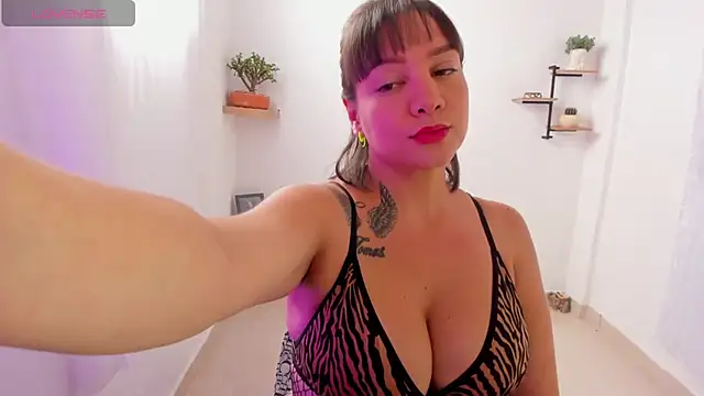 Saraarouusee online show from 10, 11, 2025