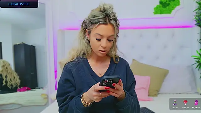 Snapshot of AriannaSins chatting on 4, 1, 2025 AriannaSins online show from 4, 1, 2025