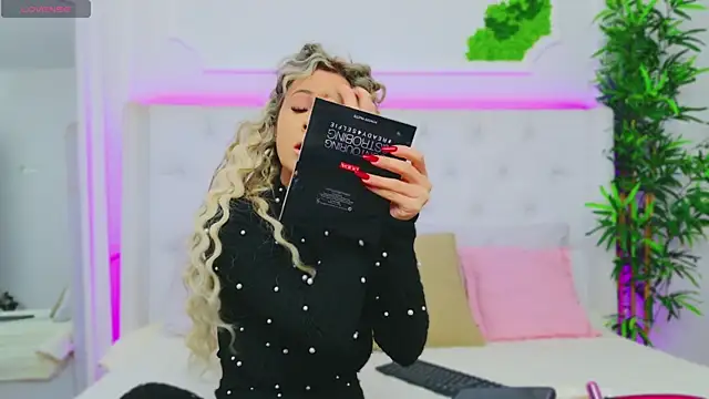 Snapshot of AriannaSins chatting on 6, 1, 2025 AriannaSins online show from 6, 1, 2025