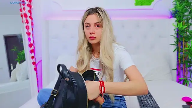 Snapshot of AriannaSins chatting on 8, 3, 2025 AriannaSins online show from 8, 3, 2025