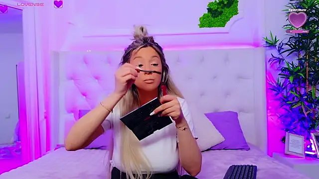 Snapshot of AriannaSins chatting on 13, 3, 2026 AriannaSins online show from 13, 3, 2026