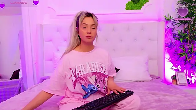 Snapshot of AriannaSins chatting on 14, 4, 2026 AriannaSins online show from 14, 4, 2026